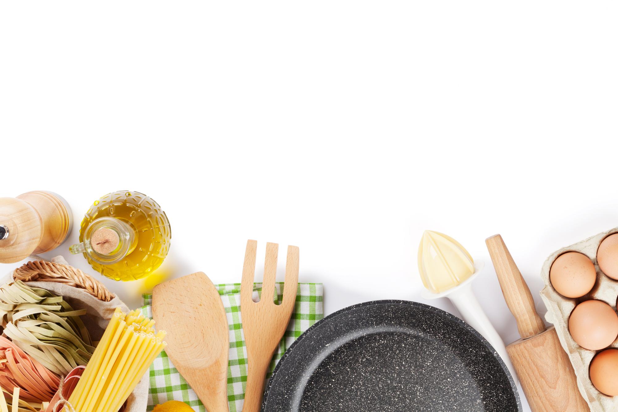 Studio cucina luminoso con piatti e attrezzatura